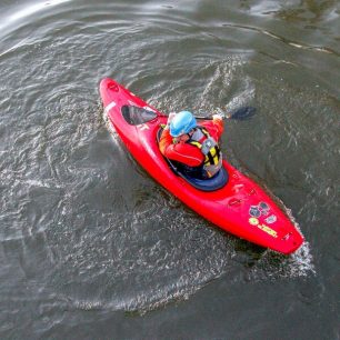 Posilování na klidné vodě pomocí opakovaných širokých záběrů od špičky. Všimni si, kam se kajakář dívá. / F: Jirka Klán