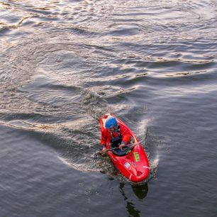 Trénink najíždění souvislých vlnovek na klidné vodě. Všimni si, že kajakář se dívá přesně tam, kam potřebuje dostat svoji loď. / F: Jirka Klán