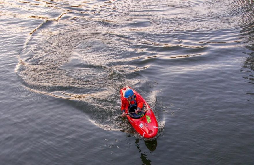 Trénink najíždění souvislých vlnovek na klidné vodě. Všimni si, že kajakář se dívá přesně tam, kam potřebuje dostat svoji loď. / F: Jirka Klán