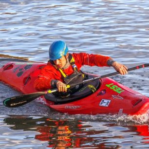 Menší poloměr zatáčení vyžaduje větší rotaci trupu a hlavy. / F: Jirka Klán