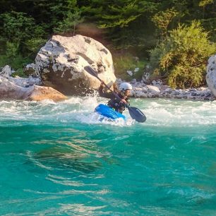 Vyjíždění plynulé kružnice mezi proudem a velkým vracákem na proudící vodě. / F: Jirka Klán
