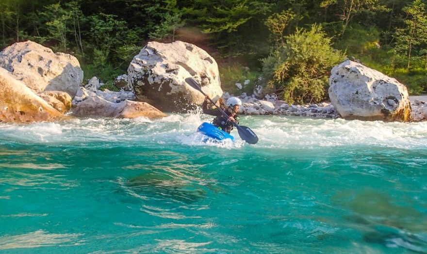Vyjíždění plynulé kružnice mezi proudem a velkým vracákem na proudící vodě. / F: Jirka Klán