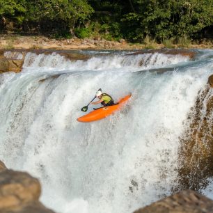 Jeden z učebnicových vodopádů na řece Kopili v Meghálaji / F: Jamie Conn
