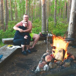 Součást tábořišť na trase jsou ohniště a dřevník s nařezaným dřívím  / F: Lea Vargovčíková