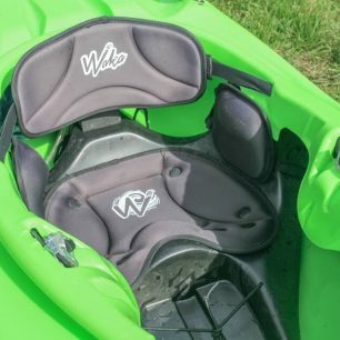 Sezení kajaku by mohlo být trochu lepší, nejvíc bych ocenil posuvné opěrky stehen