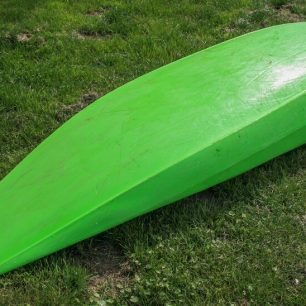 Dno kajaku je ploché a hrany hodně dlouhé