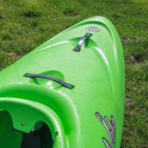 Přední paluba je plochá