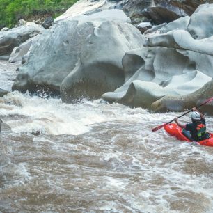 Druhý dne dáváme jeden z nejtěžších úseků divoké vody, jaký jsme kdy jel / F: Jakub Kajman Šedivý