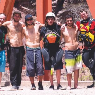 Povinné skupinové foto na Puente Pasaje / F: Jakub Kajman Šedivý