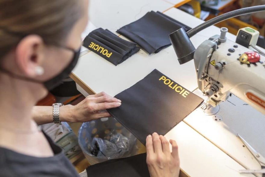 Šití roušek v Hiku