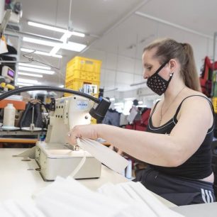 Šití roušek v Hiku