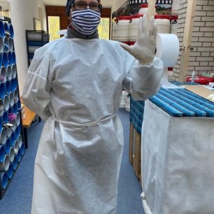 Ve Znojmě se šily i ochranné obleky