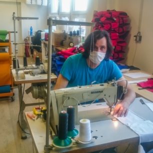 Šití roušek ve VODÁK sportu - v akci přímo majitel Jirka Šťastný