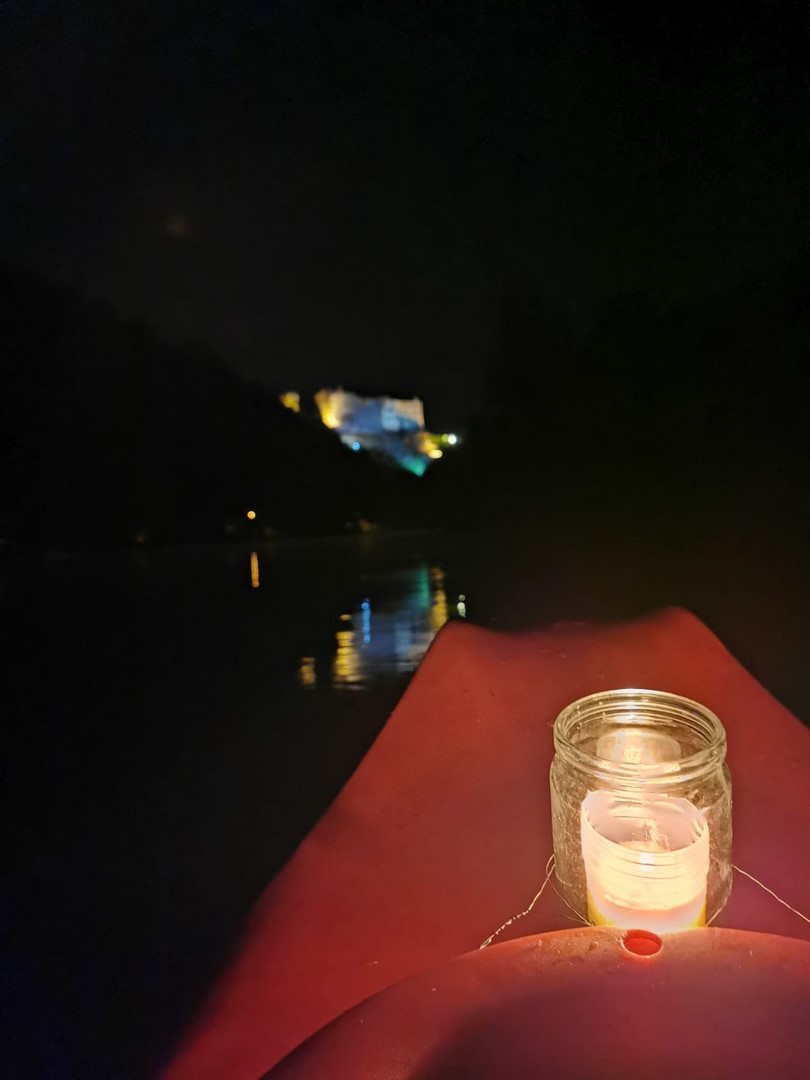 Každá kanoe je teď osvětlená sklenicí se svíčkou