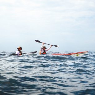 Houpání na vlnách přicházejících z otevřeného moře