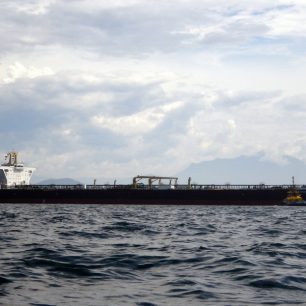 Mezi pevninou a ostrovem lze potkat velké tankery