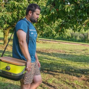 Nosit gril přes rameno je pohodlnější než za ruční madlo