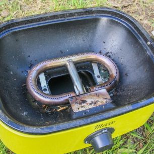 Pohled pod rošt. Foceno asi po 10 grilováních.