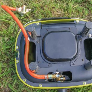 Pohled na gril zespodu