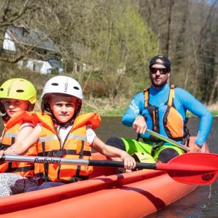 Dětem patří do rukou adekvátně velká pádla, pak si vodácký výlet užijí mnohem víc / F: David Sodomka