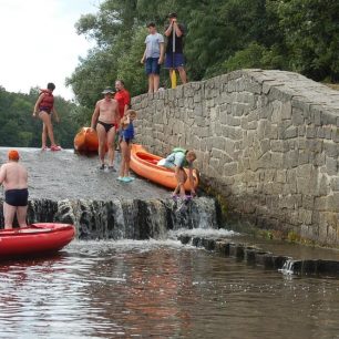 Při přetahování jezů dávetje pozor na kluzké povrchy a nestabilní kameny / F: Filip Kolman