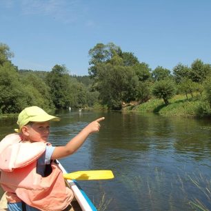 Že to děti na vodě baví (nebo nebaví) poznáte rychle, první výlety by neměly být dlouhé / F: Filip Kolman
