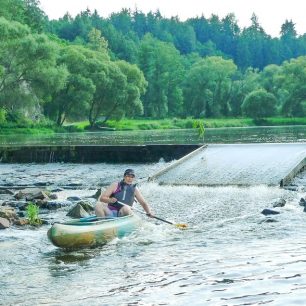Některé jezy jsou pro vodáky uzpůsobené, nesnažte se je proto sjíždět jinudy, zbytečně riskujete / F: Filip Kolman