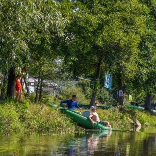 Vodáci pomalu opouštějí kemp a odplouvají do dalšího / F: Jitka Pražáková