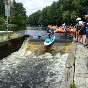 Známý vltavský jez U Bílého mlýna / F: archiv Paddleboardshop.cz