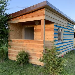 Dřevěné chatky ve vodáckém kempu v Litovli