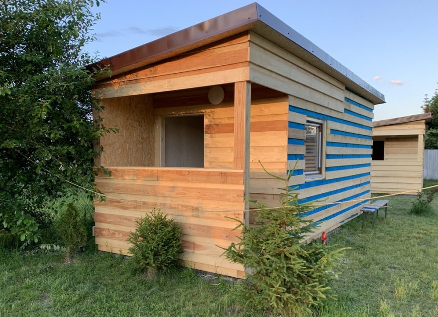 Dřevěné chatky ve vodáckém kempu v Litovli