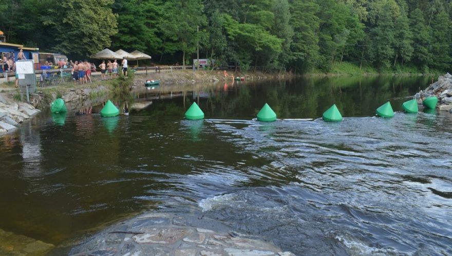 Zahrazení jezu bójemi a řetězem, 10. 7. 2020 / F: Jan Šťovíček