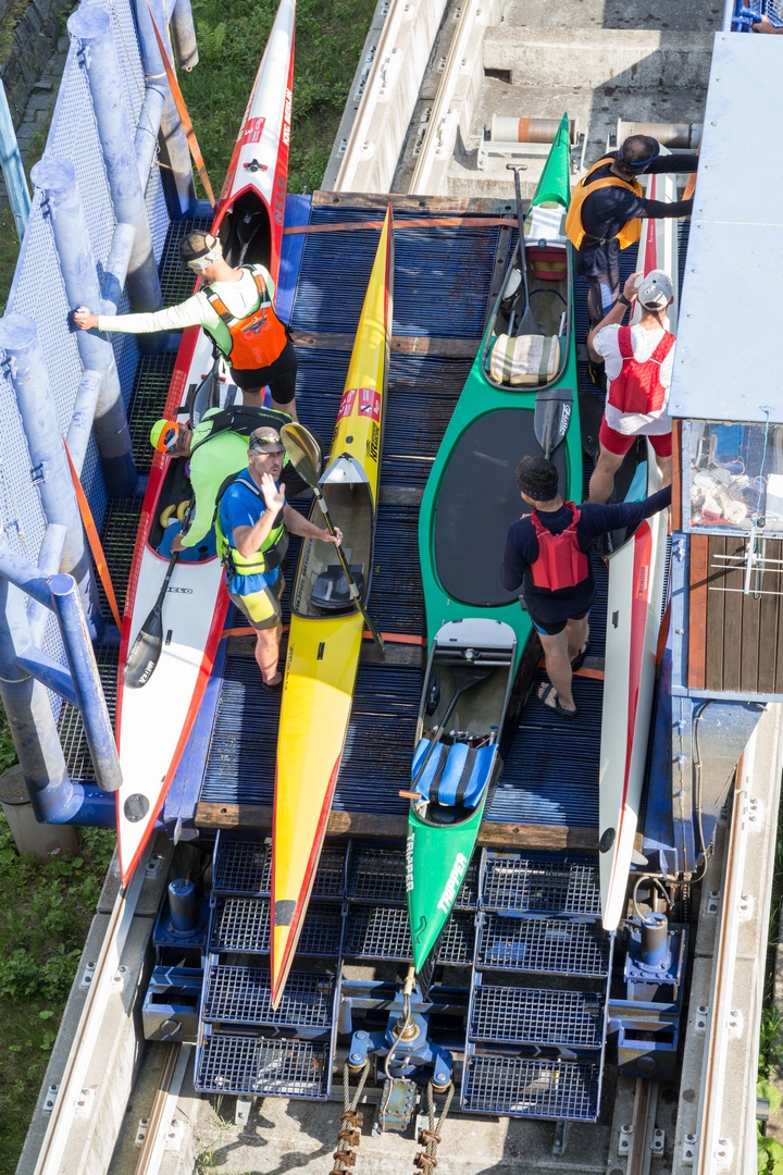 Převoz závodníků na hrázi Orlíka