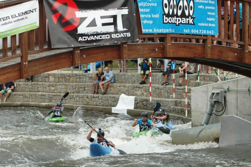 Nejzajímavější souboje probíhaly pod lávkou