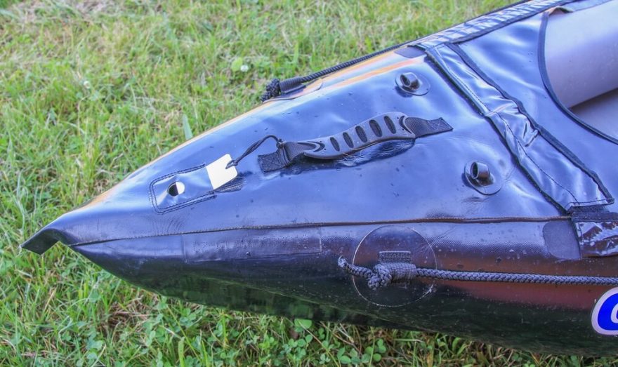 Na zádi kajaku najdeme vylévací otvor, přípravu pro kormidlo i madlo pro nošení lodi