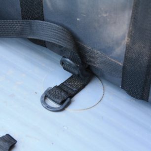 Sedačka v lodi drží na plochý popruh