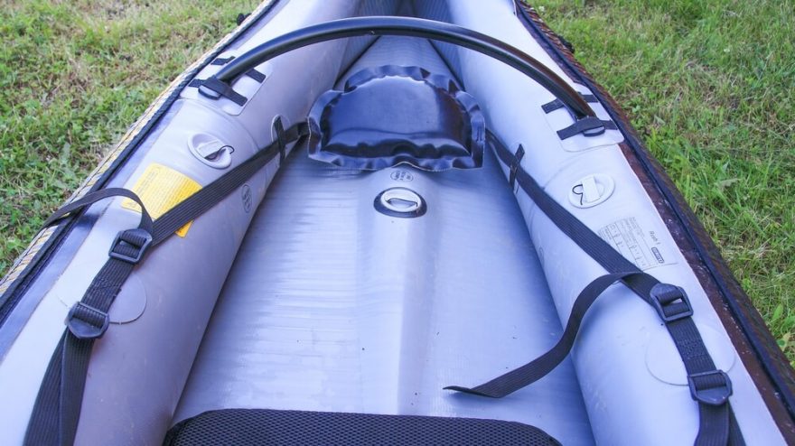 Opěrka pro nohy je nafukovací a délkově stavitelná