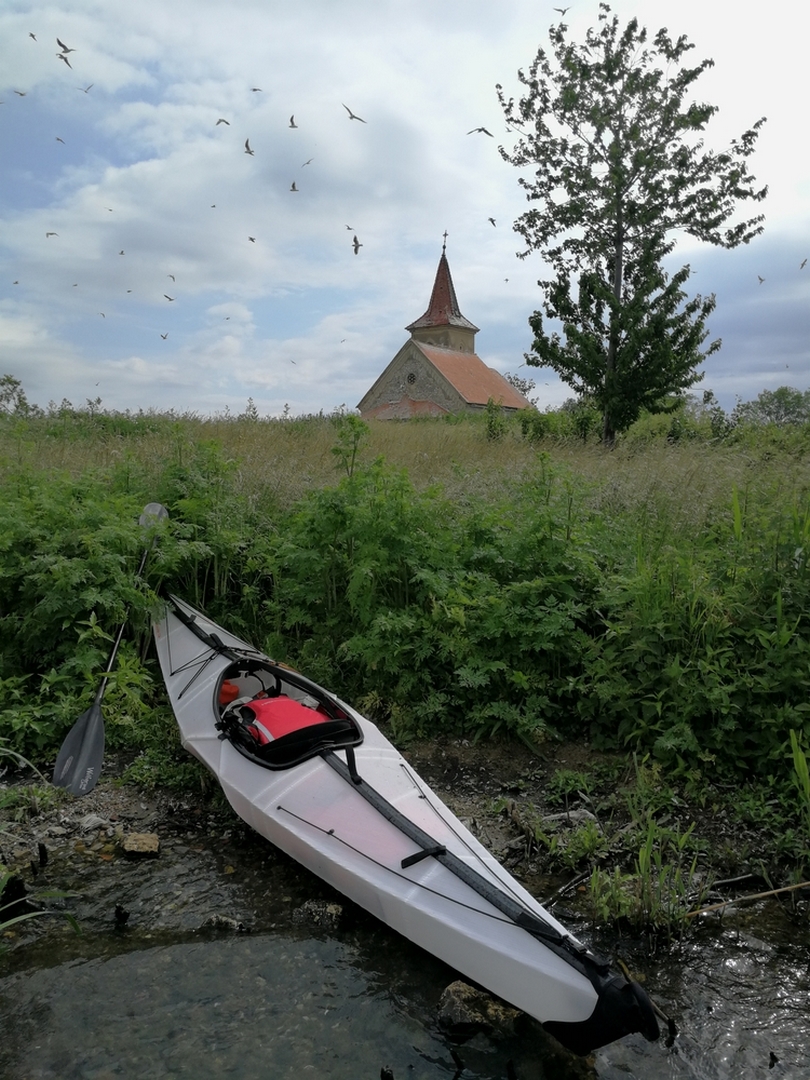 Byl by hřích nestavit se na ostrůvku s románským kostelem svatého Linharta uprostřed Věstonické nádrže
