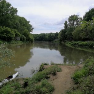 Od soutoku Dyje a Moravy Morava dále pokračuje jako mohutná řeka mezi Slovenskem a Rakouskem