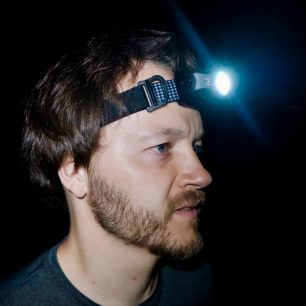 Pásek čelovky Ledlenser MH5 je pohodlně nastavitelný / F: Martin Slezáček