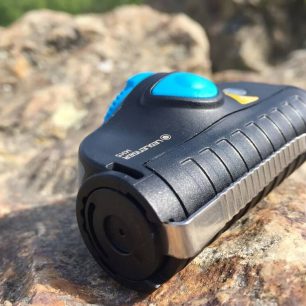 Detail kovového klipu čelovky Ledlenser MH5 / F: Martin Slezáček