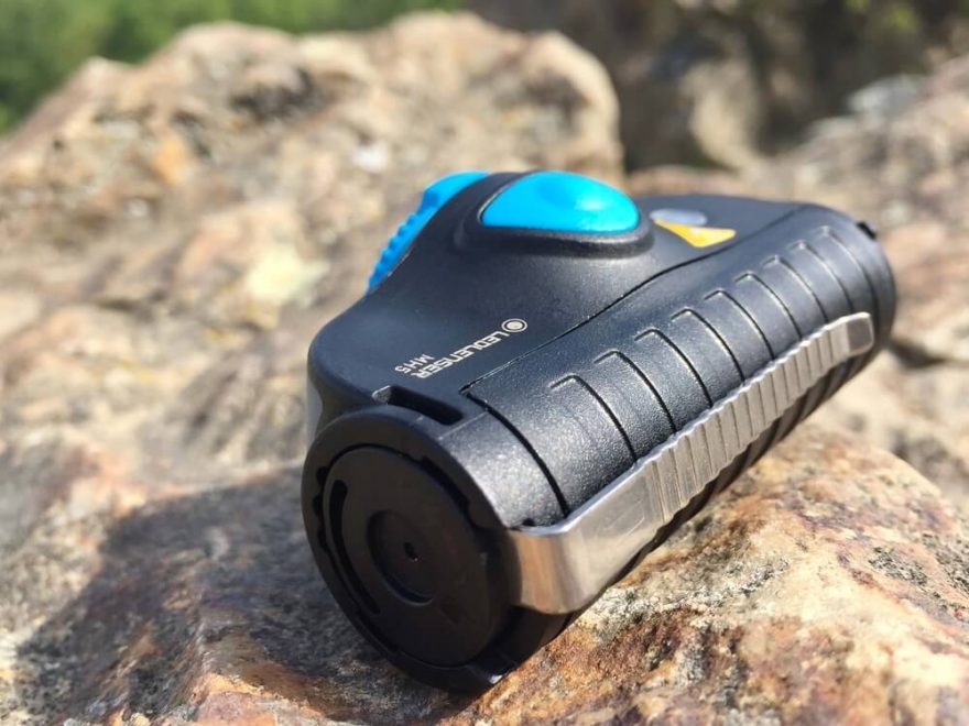 Detail kovového klipu čelovky Ledlenser MH5 / F: Martin Slezáček