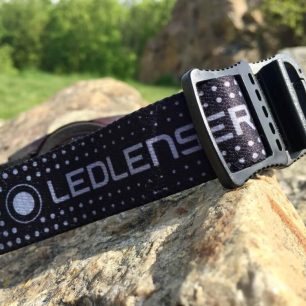 Detail utahovacího pásku čelovky Ledlenser MH5 / F: Martin Slezáček