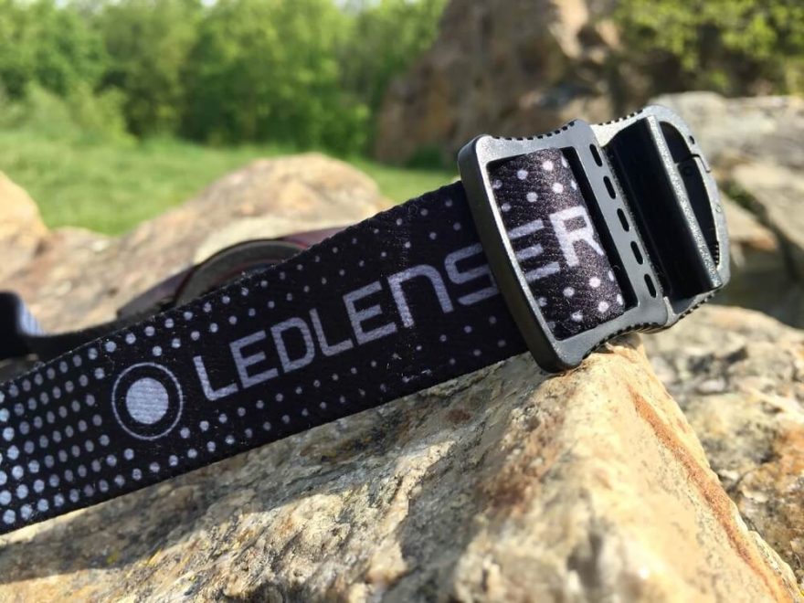 Detail utahovacího pásku čelovky Ledlenser MH5 / F: Martin Slezáček