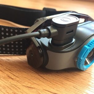 Připojený magnetický konektor čelovky Ledlenser MH5 / F: Martin Slezáček