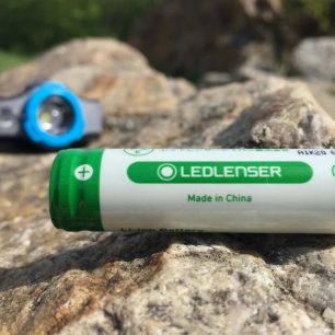 Pro nabíjení čelovky Ledlenser MH5 využijete akumulátor 24500 nebo klasické AA baterie / F: Martin Slezáček