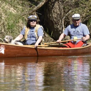 Při Retroplavbě na vodě uvidíte kánoe všemožných typů a z všemožných materiálů