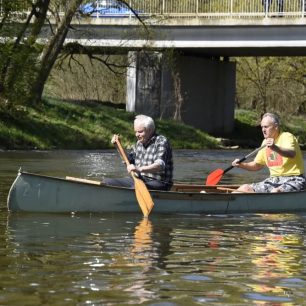 Při Retroplavbě na vodě uvidíte kánoe všemožných typů a z všemožných materiálů