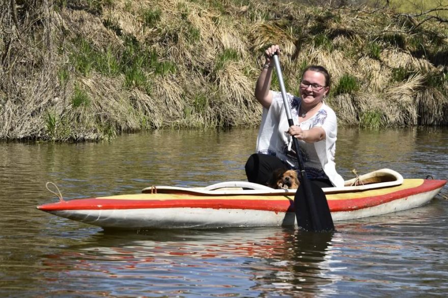 Při Retroplavbě na vodě uvidíte kánoe všemožných typů a z všemožných materiálů