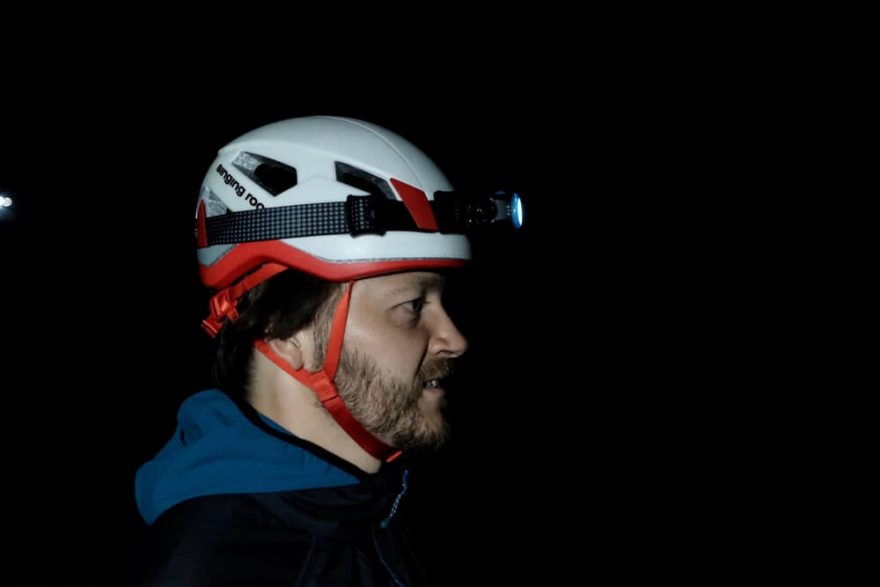 Čelovka Ledlenser MH5 vám z helmy nespadne ani při prudkých pohybech / F: Martin Slezáček